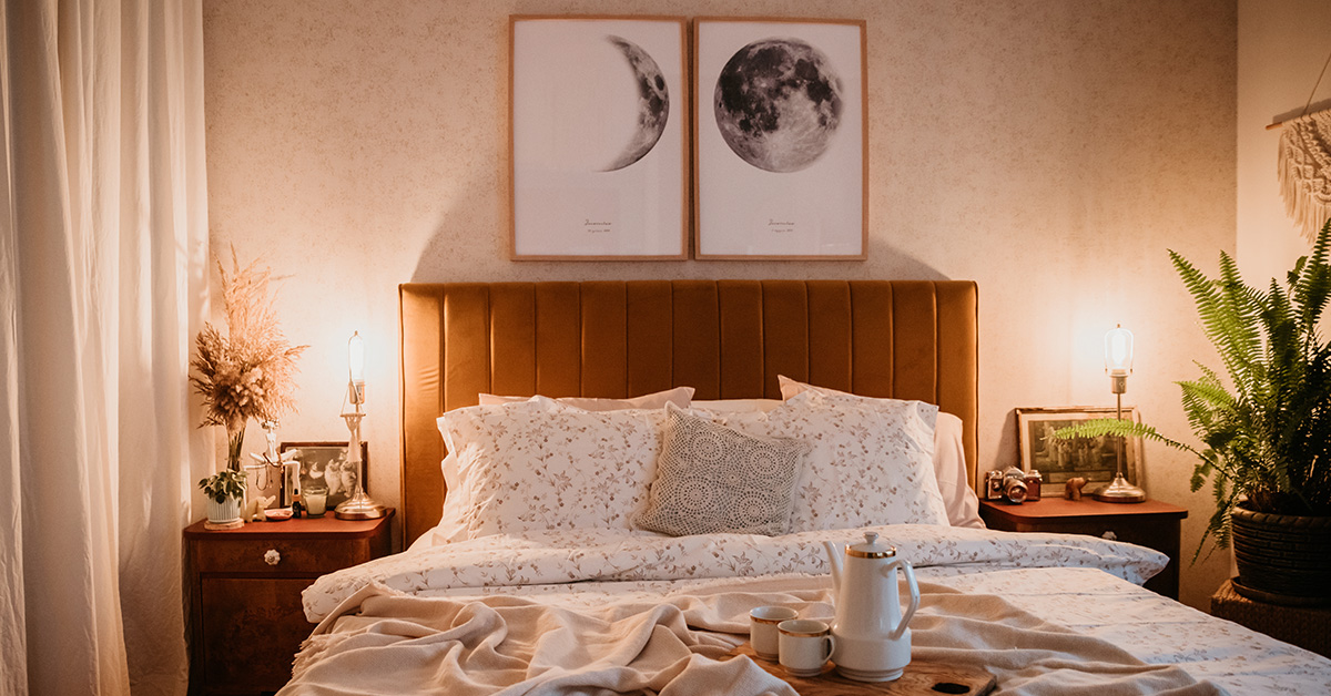 Sypialnia marzeń – co powinno znaleźć się w funkcjonalnej sypialni oprócz tapicerowanego łóżka? Kilka naszych propozycji aranżacji