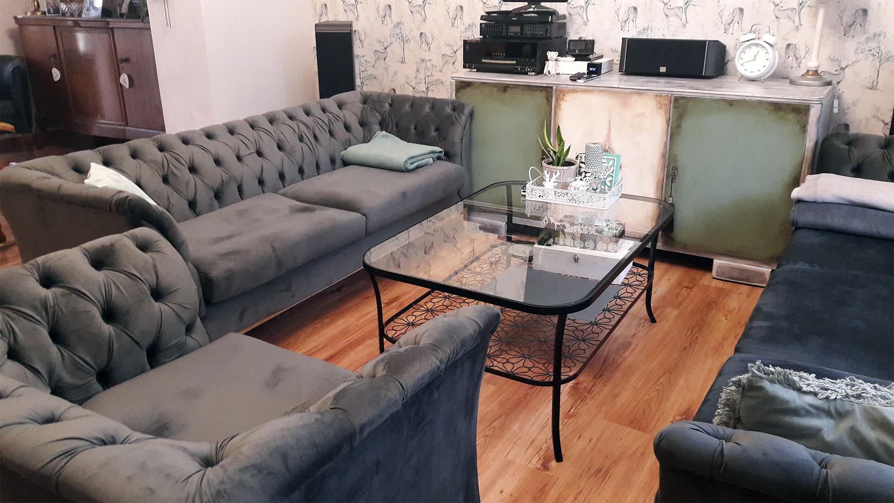 Grafitowa sofa Chesterfield w ponadczasowym wnętrzu