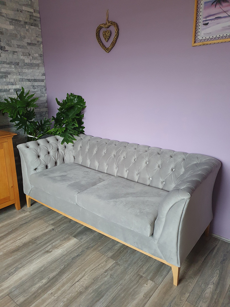 Szara sofa Chesterfield Modern Wood od Lidzia