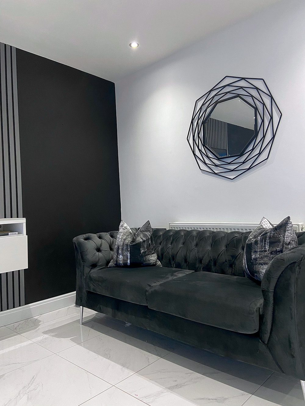 Czarna sofa Chesterfield Modern na srebrnych nogach od Laury